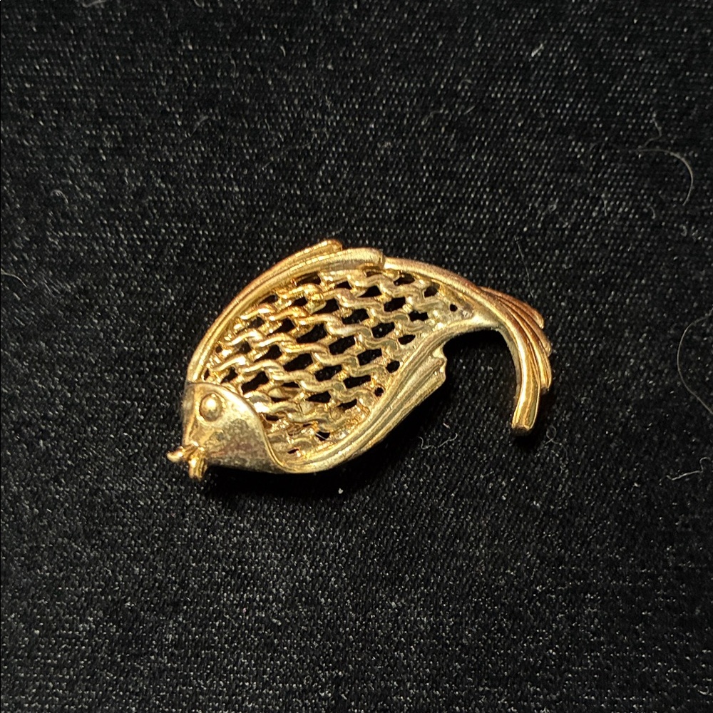 Vintage Taiwan Gold Tone Fish Brooch Pin